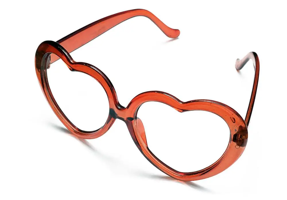 Herzförmige rote Brille in Produktaufnahme